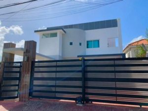 Spacious house for sale in Altos de Arroyo Hondo III, Santo Domingo.  Santo domingo
