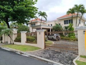 Spacious house for sale in Arroyo Hondo, Santo Domingo. ,  Santo domingo